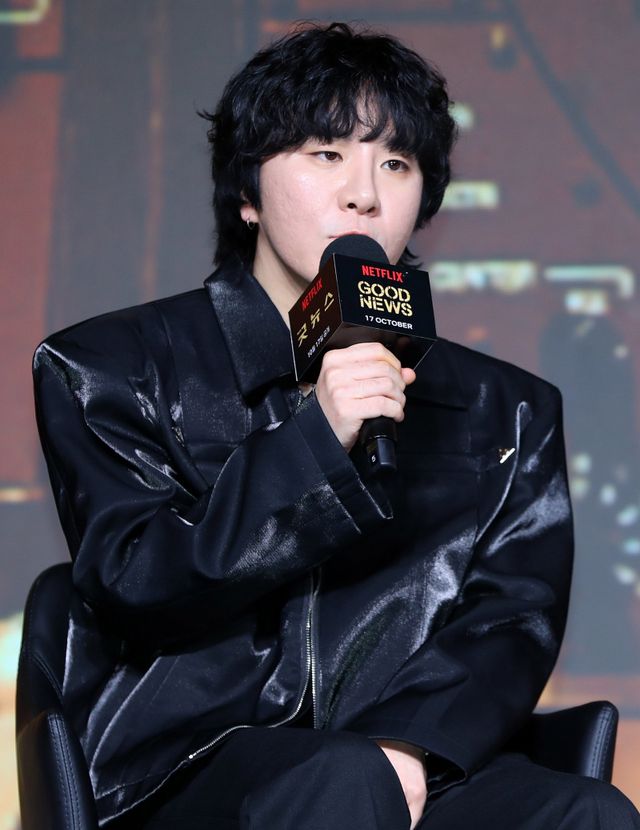 [서울=뉴시스] 김혜진 기자 = 변성현 감독 14일 오전 서울 종로구 JW메리어트 동대문에서 열린 넷플릭스 영화 ‘굿뉴스’(감독 변성현) 제작보고회에서 인사말을 하고 있다. 2025.10.14. jini@newsis.com