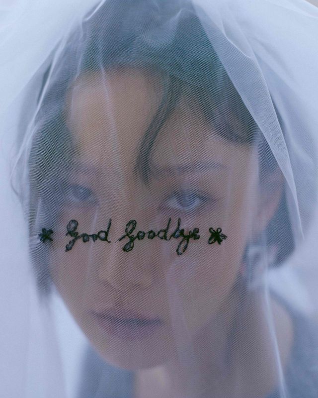 화사가 신곡 ‘Good Goodbye’ 콘셉트 포토를 공개하며 단발 변신과 감각적인 비주얼로 ‘콘셉트 퀸’다운 존재감을 드러냈다. 사진제공 | 피네이션