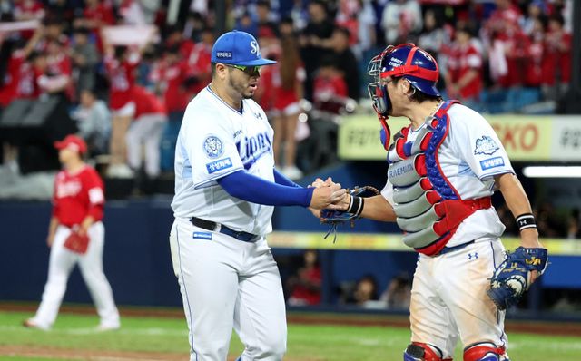 삼성 후라도(오른쪽)가 14일 대구 SSG와 준PO 4차전에서 7이닝 2안타 2사사구 9탈삼진 무실점의 호투로 팀의 5-2 승리를 이끌었다. 7회 투구를 마친 뒤 기뻐하는 후라도. 대구｜뉴시스