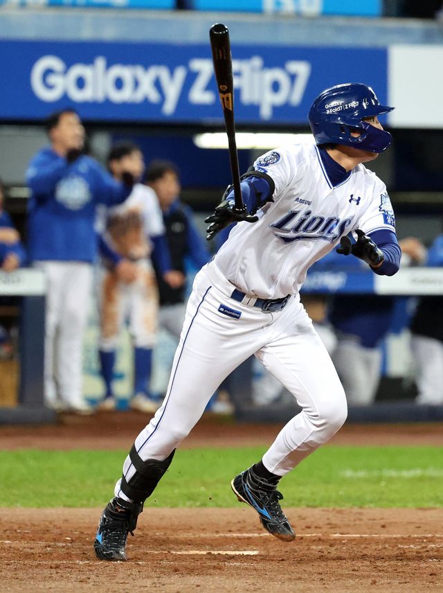 삼성 구자욱이 13일 대구삼성라이온즈파크에서 열린 SSG와 2025 KBO 포스트시즌 준플레이오프 3차전에서 타격을 한 뒤 타구를 바라보고 있다. 이날 경기에서 구자욱은 SSG 투수 이로운과 17구 승부를 벌이는 진귀한 장면을 만들었다. 대구｜뉴시스