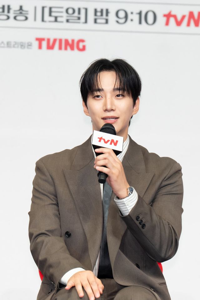 이준호가 임윤아와 완벽한 흥행 바통 터치에 성공했다.‘폭군의 셰프’ 후속작으로 안방극장에 출격한 이준호의 ‘태풍상사’는 단 2회 만에 최고 시청률 7%를 돌파하며 쾌조의 출발을 알렸다.&nbsp;사진제공 | tvN