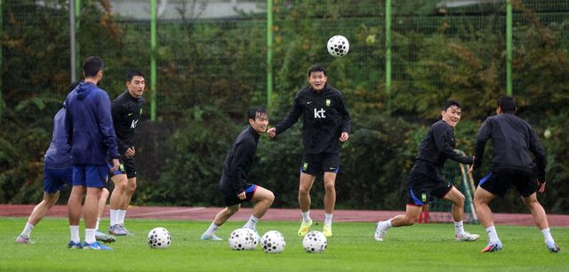 축구대표팀 김민재(오른쪽 3번째)가 파라과이전을 앞둔 13일 고양종합운동장 보조구장에서 진행된 훈련을 하며 환하게 웃고 있다. 고양｜뉴시스