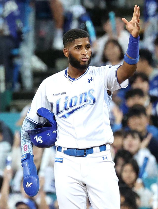 삼성 디아즈가 14일 대구 SSG와 준PO 4차전에서 8회말 결정적 2점홈런을 쳐내며 팀의 6-3 승리를 이끌었다. 시리즈 전적 3승1패를 마크한 삼성은 17일부터 한화와 PO를 치르게 됐다. 6회말 적시타를 쳐낸 뒤 환호하는 디아즈. 대구｜뉴시스