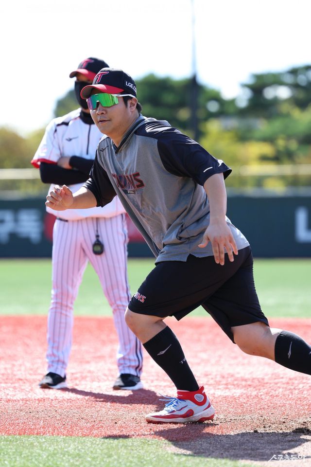 LG 문보경이 9일 이천 LG챔피언스파크에서 열린 한국시리즈 대비 합숙 훈련 도중 주루 훈련을 소화하고 있다. 사진제공｜LG 트윈스