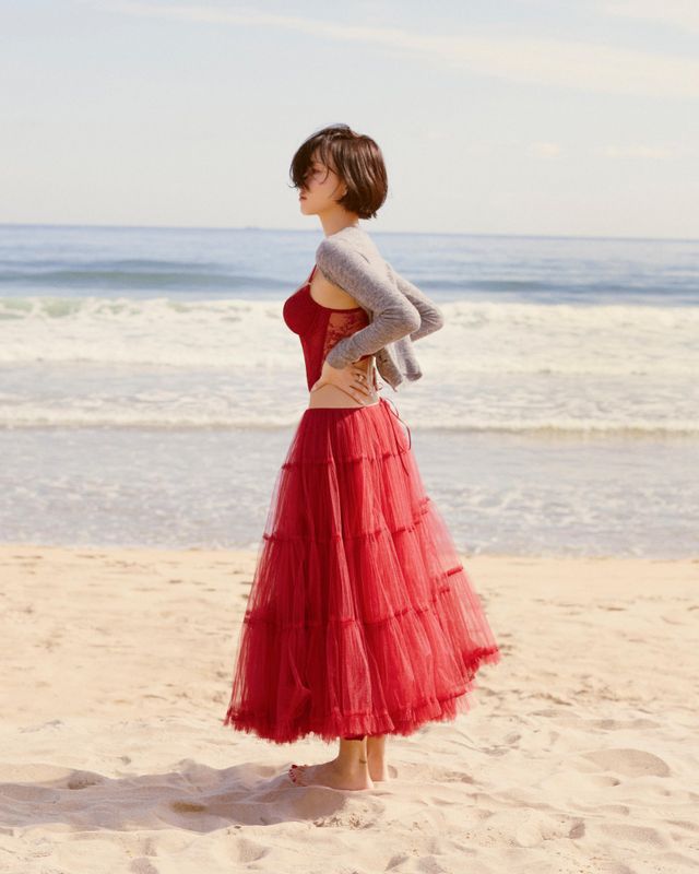 화사가 신곡 ‘Good Goodbye’ 콘셉트 포토를 공개하며 단발 변신과 감각적인 비주얼로 ‘콘셉트 퀸’다운 존재감을 드러냈다.&nbsp;사진제공 | 피네이션