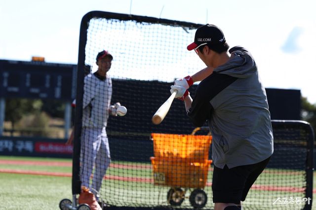 LG 문보경(오른쪽)이 9일 이천 LG챔피언스파크에서 열린 한국시리즈 대비 합숙 훈련 도중 타격 훈련을 소화하고 있다. 사진제공｜LG 트윈스