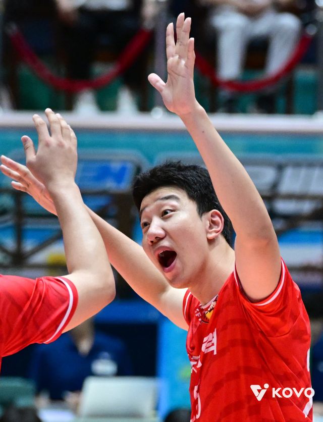 한국전력 베테랑 센터 신영석은 39세의 나이에도 여전히 현역 생활을 이어가고 있다. 역대 V리그 최다 블로킹 득점에 빛나지만, 그는 “팬들에게 오랫동안 기억되는 선수가 되고 싶다”는 목표를 밝혔다. 사진제공｜KOVO