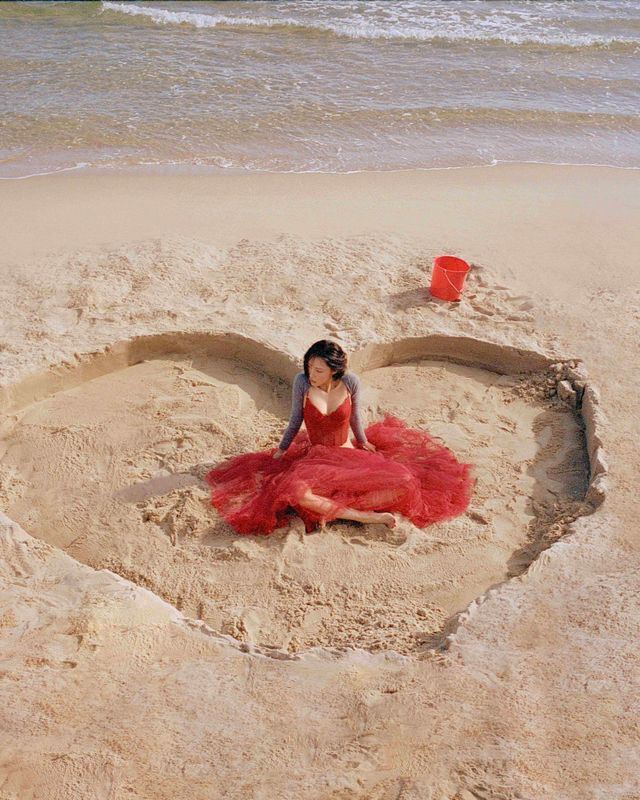 화사가 신곡 ‘Good Goodbye’ 콘셉트 포토를 공개하며 단발 변신과 감각적인 비주얼로 ‘콘셉트 퀸’다운 존재감을 드러냈다.&nbsp;사진제공 | 피네이션