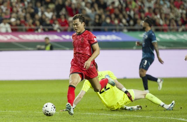 축구대표팀 오현규가 14일 서울월드컵경기장에서 열린 파라과이 평가전에서 후반 30분 단독 찬스에서 상대 골키퍼를 제치며 추가골을 터트리고 있다. 상암｜뉴시스