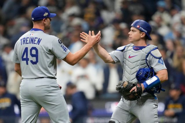 다저스는 14일(한국시간) 아메리칸패밀리필드에서 열린 ‘2025 MLB PS’ NLCS 1차전 밀워키와 원정경기서 2-1로 승리했다. 스넬의 호투 이후 구원진이 흔들리며 2-1 진땀승을 챙겼다. 밀워키(미 위스콘신주)｜AP뉴시스