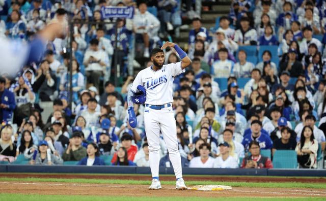 삼성 디아즈가 14일 대구 SSG와 준PO 4차전에서 8회말 결정적 2점홈런을 쳐내며 팀의 6-3 승리를 이끌었다. 시리즈 전적 3승1패를 마크한 삼성은 17일부터 한화와 PO를 치르게 됐다. 6회말 적시타를 쳐낸 뒤 환호하는 디아즈. 대구｜뉴시스