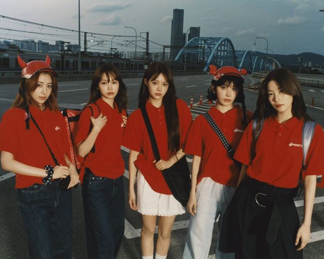 르세라핌이 싱글 1집 ‘SPAGHETTI’의 두 번째 콘셉트 ‘KNOCKING BASIL’을 공개하며, 배달복 차림의 독특한&nbsp;비주얼로 색다른 감성을 선보였다.&nbsp;사진제공 | 쏘스뮤직