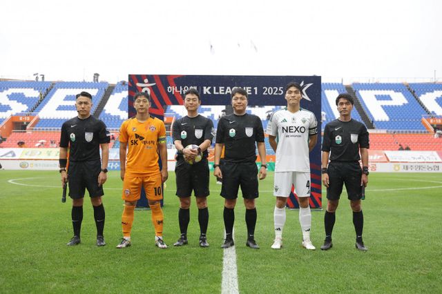 대한축구협회 심판위원회는 3일 제주월드컵경기장에서 열린 제주-전북 경기에서 발생한 판정 논란이 오심이 맞다고 14일 인정했다. 사진은 경기 전 기념촬영을 하는 심판진과 양팀 주장. 사진제공│한국프로축구연맹