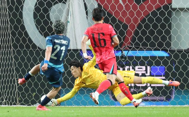 축구국가대표팀 골키퍼(1번) 김승규가 14일 서울월드컵경기장에서 열린 파라과이와 평가전에서 전반 42분 마르티네스의 슛을 막아내고 있다. 이날 무실점을 기록한 그는 향후 조현우와 치열한 주전 경쟁을 예고했다. 상암│뉴시스