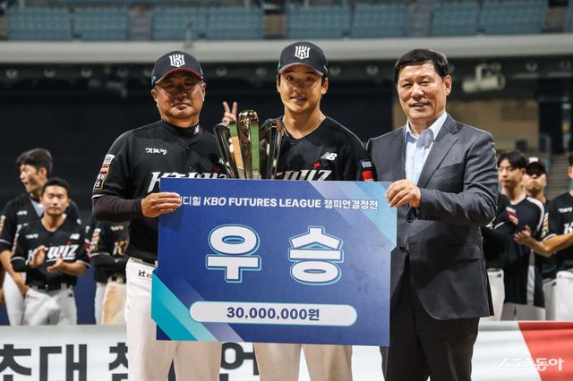 김호 KT 퓨처스 감독(왼쪽)과 강민성(가운데)이 1일 고척스카이돔에서 열린 ‘2025 KBO 퓨처스 챔피언 결정전’ 결승전에서 상무를 10-5로 꺾고 우승을 차지한 뒤 허구연 KBO 총재(오른쪽)과 기념 사진을 촬영하고 있다. 사진제공｜KBO