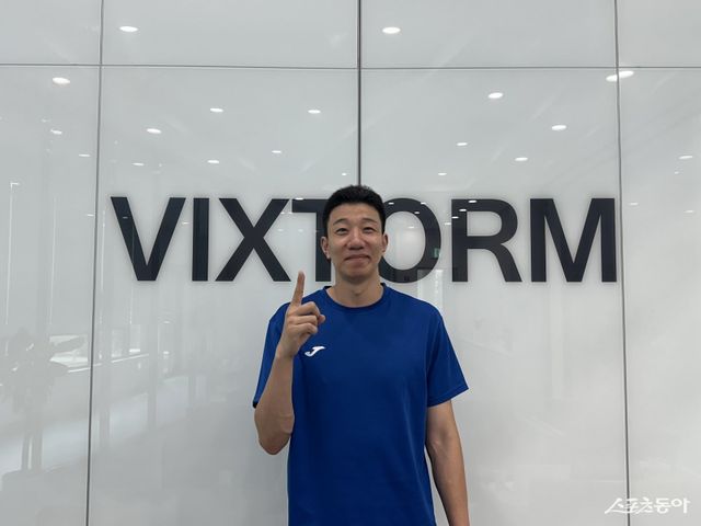 한국전력 베테랑 센터 신영석은 39세의 나이에도 여전히 현역 생활을 이어가고 있다. 역대 V리그 최다 블로킹 득점에 빛나지만, 그는 “팬들에게 오랫동안 기억되는 선수가 되고 싶다”는 목표를 밝혔다. 오산｜백현기 기자 hkbaek@donga.com