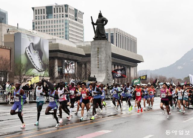 올해 3월 16일 서울 도심에서 펼쳐진 2025서울마라톤 겸 제95회 동아마라톤에 참가한 엘리트 및 마스터스 선수들이 광화문에서 출발하고 있다. 달리기도 굉장히 좋은 생활체육이다. 스포츠동아DB