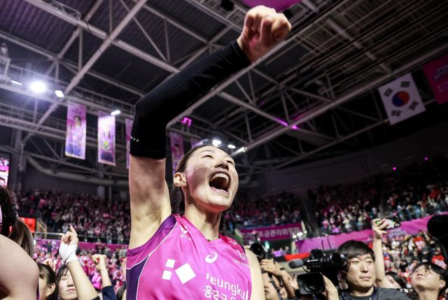 김연경의 은퇴식이 18일 인천 삼산월드체육관에서 열린다. 그의 상징과도 같았던 등번호 10의 영구결번식도 함께 진행될 예정이다. 사진은 5월&nbsp;2024-2025시즌&nbsp;V리그 여자부 챔피언결정전&nbsp;5차전에서 우승을 확정한 뒤 기뻐하는 김연경. 인천｜뉴시스