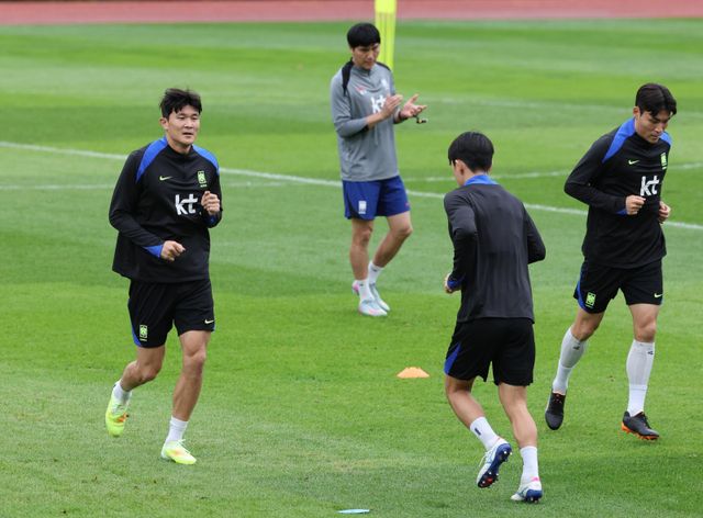 축구대표팀 김민재(왼쪽)와 박진섭(오른쪽) 등이 12일 고양종합운동장 보조구장에서 가벼운 러닝으로 몸을 풀고 있다. 고양｜뉴시스