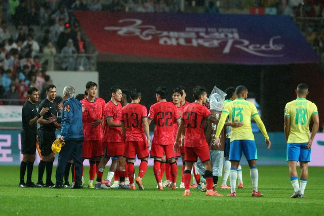 축구대표팀 선수들이 10일 서울월드컵경기장에서 열린 브라질 평가전을 마친 뒤 상대 선수들의 등을 두드리며 격려하고 있다. 사진제공｜대한축구협회