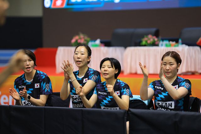 한국여자탁구가 이번에도 만리장성을&nbsp;넘지 못했다. 한국은 14일(한국시간) 인도 부바네스와르의 칼링가스타디움에서 벌어진 2025아시아탁구선수권 4일째 여자 단체전 4강에서 중국에 매치스코어 0-3으로 져 동메달을 수확했다. 사진은 석은미 여자대표팀 감독, 양하은, 최효주, 이은혜(왼쪽부터)가 이날 벤치에서 열띤 응원을 하는 모습. 사진제공│대한탁구협회