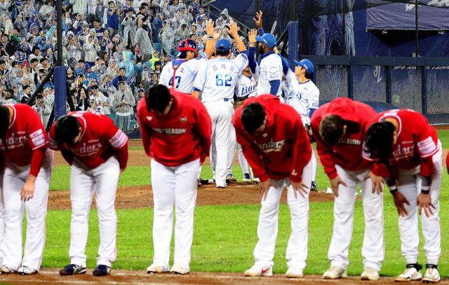 SSG 선수들이 13일 대구삼성라이온즈파크에서 열린 삼성과 준플레이오프 3차전에서 3-5로 패한 뒤 팬들을 향해 인사를 하고 있다. SSG는 14일 4차전에서도 2-5로 져 시리즈 전적 최종 1승3패로 가을야구 무대에서 퇴장했다. 대구｜뉴시스