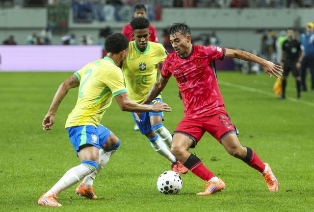 축구대표팀 미드필더 카스트로프(오른쪽)가 10일 서울월드컵경기장에서 열린 브라질 평가전에서 상대 수비수를 제치고 드리블을 시도하고 있다. 상암｜뉴시스