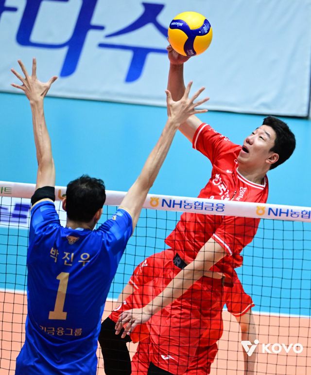 한국전력 베테랑 센터 신영석은 39세의 나이에도 여전히 현역 생활을 이어가고 있다. 역대 V리그 최다 블로킹 득점에 빛나지만, 그는 “팬들에게 오랫동안 기억되는 선수가 되고 싶다”는 목표를 밝혔다. 사진제공｜KOVO