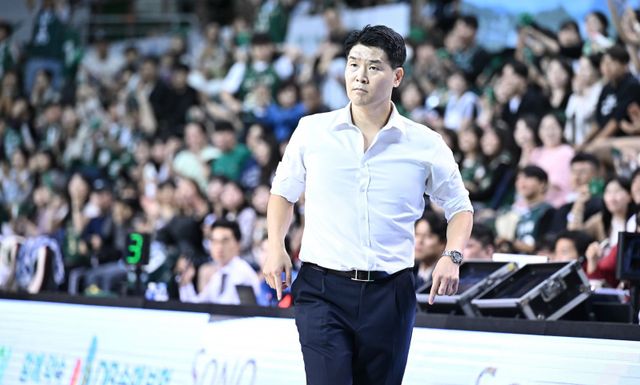 조상현 LG 감독(사진)은 양준석, 유기상의 과부하를 방지하기 위해 온 힘을 쏟고 있다. 사진제공｜KBL