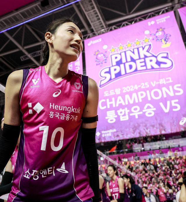 김연경의 은퇴식이 18일 인천 삼산월드체육관에서 열린다. 그의 상징과도 같았던 등번호 10의 영구결번식도 함께 진행될 예정이다. 사진은 5월 2024-2025시즌 V리그 여자부 챔피언결정전 5차전에서 우승을 확정한 뒤 기뻐하는 김연경. 인천｜뉴시스