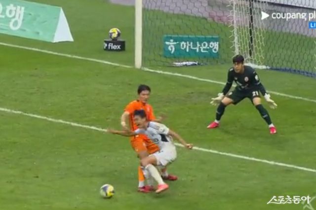 전북 전진우(앞)가 3일 제주월드컵경기장에서 열린 제주와 K리그1 원정 경기에서 1-0으로 앞선 후반 40분 상대 수비수 장민규에게 발을 밟혀 넘어지고 있다. 주심이 PK를 선언하지 않아 논란이 된 이 장면은 결국 오심으로 판명됐다. 사진출처│쿠팡플레이 중계화면 캡쳐