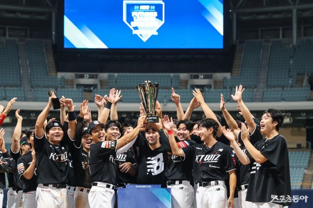 KT 퓨처스 선수들이 1일 고척스카이돔에서 열린 ‘2025 KBO 퓨처스 챔피언 결정전’ 결승전에서 상무를 10-5로 꺾고 우승을 차지한 뒤 환호하고 있다. 사진제공｜KBO