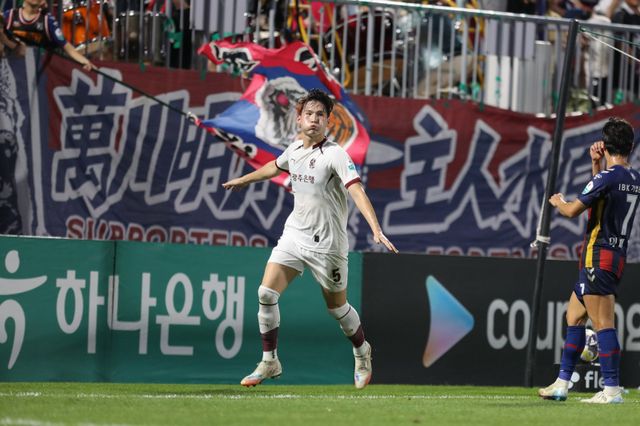 광주 미드필더 이강현과 수비수&nbsp;변준수(사진)가 다음달 17일 예정된 김천 상무 입영을 미뤘다.&nbsp;12월&nbsp;6일 서울월드컵경기장에서 열릴 전북과 코리아컵 결승을 위해 입영을 연기한 것으로 전해졌다. 사진제공│한국프로축구연맹