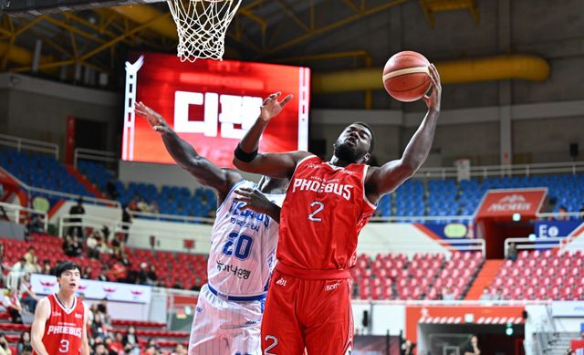 현대모비스 레이션 해먼즈(오른쪽)는 14일 울산 한국가스공사와 홈경기서 25점 12리바운드 2블록슛으로 더블 더블을 기록하며 연패 탈출을 이끌었다. 사진제공｜KBL