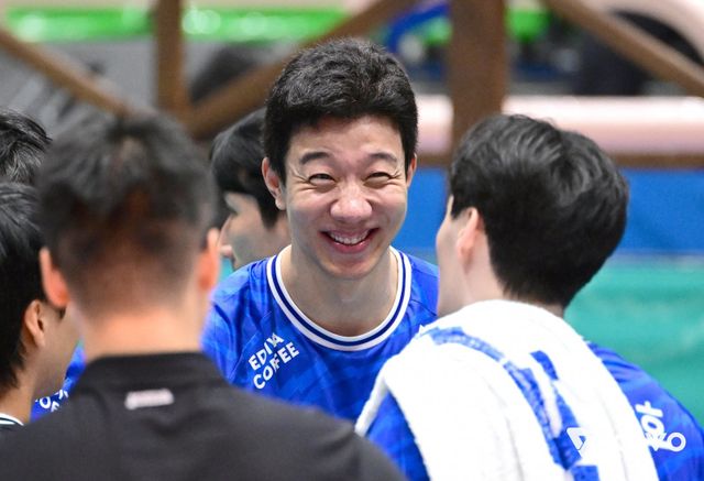 한국전력 베테랑 센터 신영석은 39세의 나이에도 여전히 현역 생활을 이어가고 있다. 역대 V리그 최다 블로킹 득점에 빛나지만, 그는 “팬들에게 오랫동안 기억되는 선수가 되고 싶다”는 목표를 밝혔다. 사진제공｜KOVO