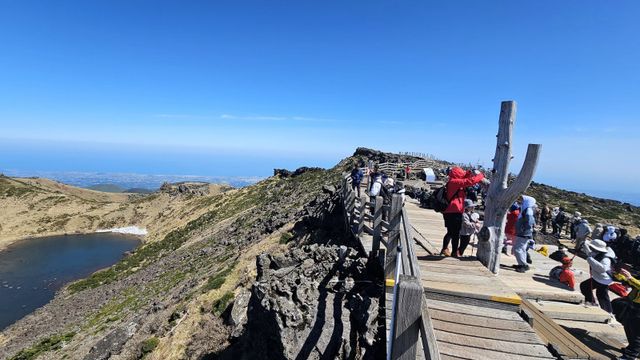 제주 명소 한라산 정상의 백록담에서 탐방객들이 선명하게 드러난 분화구를 감상하는 모습. 등산도 훌륭한 생활체육이다. 제주｜뉴시스