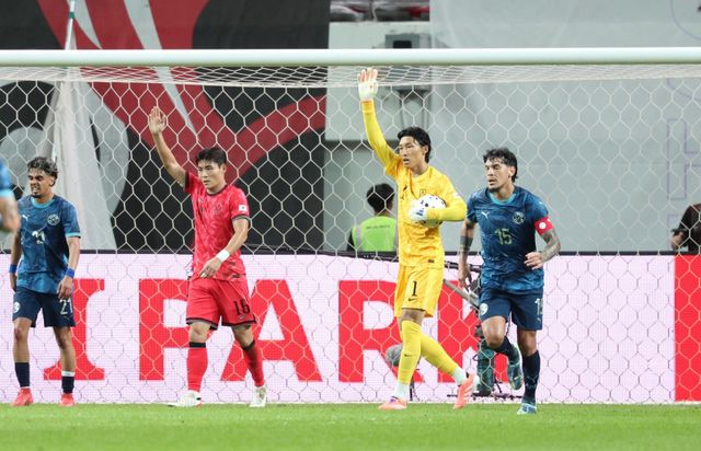축구국가대표팀 골키퍼(1번) 김승규가 14일 서울월드컵경기장에서 열린 파라과이와 평가전 도중 상대 세트피스 공격을 막아낸 뒤 수비라인을 재정비하고 있다. 이날 무실점을 기록한 그는 향후&nbsp;조현우와 치열한 주전 경쟁을 예고했다. 상암│뉴시스