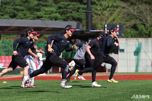 LG 선수들이 9일 이천 LG챔피언스파크에서 열린 한국시리즈 대비 합숙 훈련 도중 러닝 훈련을 소화하고 있다. 사진제공｜LG 트윈스