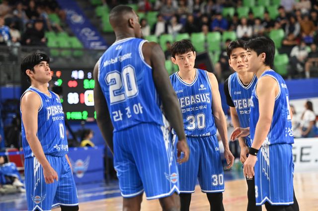 가스공사는 ‘2025~2026 LG전자 프로농구’에서 개막 5연패에 빠졌다. 확실한 득점원이었던 니콜슨, 김낙현의 이탈로 공격력이 약화되면서 강점이었던 수비에도 영향을 끼치고 있다는 분석이다. 사진제공｜KBL