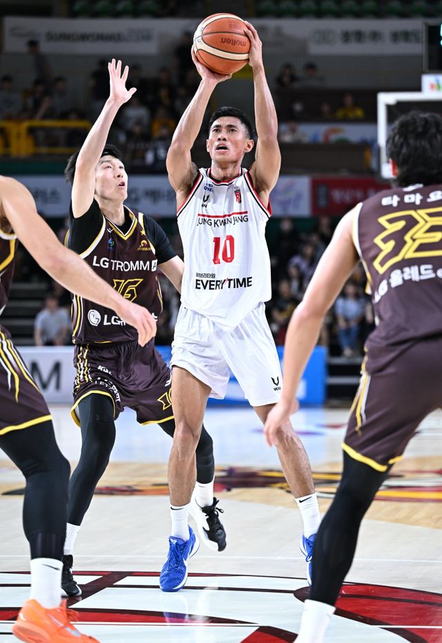 정관장 렌즈 아반도(10번)는 15일 창원 LG와 원정경기서 야투 성공률 80%로 18득점 하며 팀 승리를 견인했다. 사진제공｜KBL
