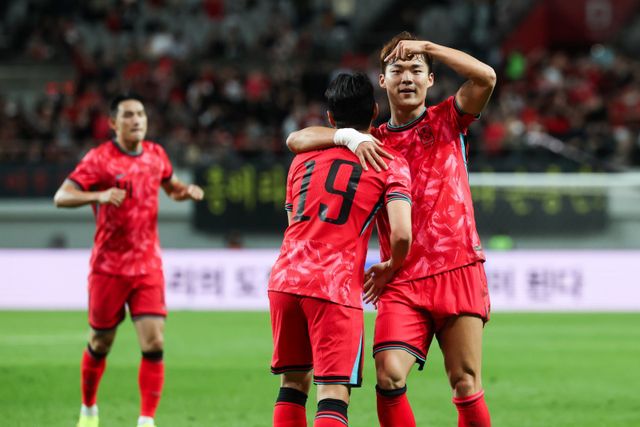 축구대표팀 오현규(오른쪽)가 14일 서울월드컵경기장에서 열린 파라과이와 친선경기에서 후반 30분 득점한 뒤 ‘택배 패스’로 어시스트해준 이강인을 끌어안고 기뻐하고 있다. 사진제공｜대한축구협회