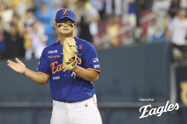 한화 김서현(사진)은 프로 3년차인 올해 급하게 마무리투수를 맡았지만, 위력적인 투구로 성공적인 시즌을 보냈다. 김경문 한화 감독은 김서현이 그저 고마울 뿐이다. 사진제공｜한화 이글스