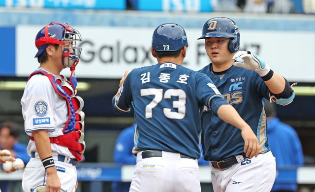 각 팀은 한해 농사를 그르치지 않기 위해 PS 기간 선수단 부상 방지에 총력을 다해야 한다. NC 김형준(오른쪽 첫 번째)은 WC 1차전서 왼손 유구골이 골절됐다.｜뉴시스