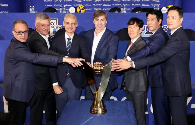 마우리시오 파에스 우리카드 감독, 헤난 달 토로 대한항공 감독, 레오나르도 카르발류 KB손해보험 감독, 필립 블랑 현대캐피탈 감독, 신영철 OK저축은행 감독, 권영민 한국전력 감독, 김상우 삼성화재 감독(왼쪽부터)이 15일 서울 청담동 리베라호텔에서 열린 ‘진에어 2025~2026 V리그 남자부 미디어데이’에서 기념촬영을 하고 있다. 20일부터 개막할 새 시즌 V리그 남자부를 앞두고 가장 많은 견제를 받은 팀은 ‘디펜딩 챔피언’ 현대캐피탈이었다. 뉴시스