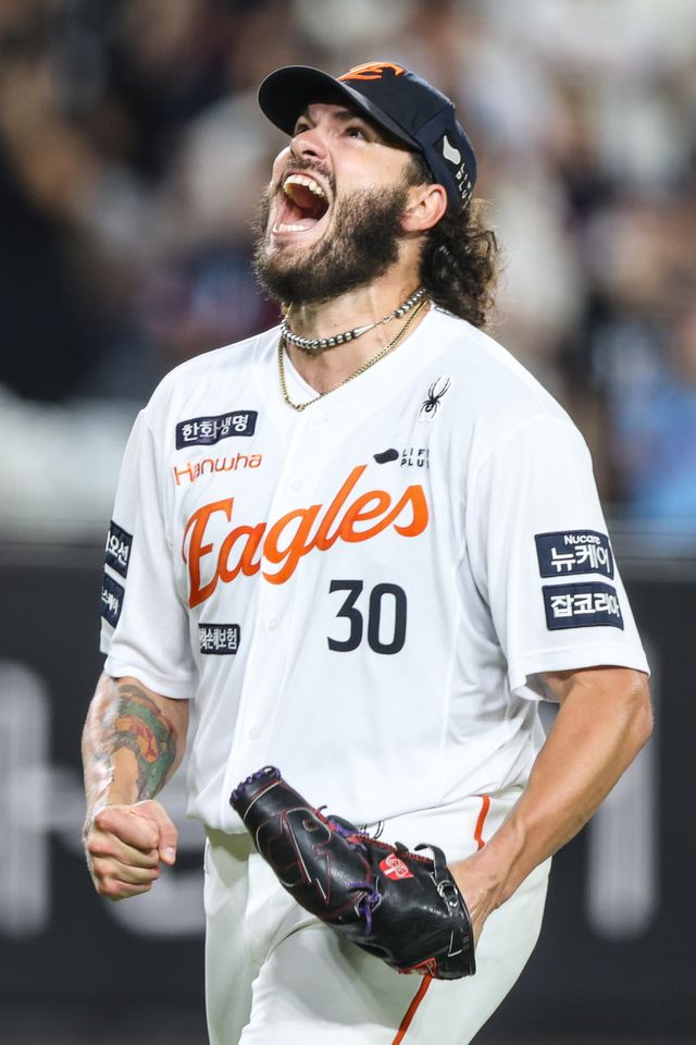 17일 대전한화생명볼파크에서 삼성과 한화의 ‘2025 신한 SOL 뱅크 PS’ PO 1차전이 열린다. 삼성의 PO 진출을 이끈 아리엘 후라도와 르윈 디아즈는 한화의 경계 대상 1호로 ‘에이스’ 코디 폰세를 꼽았다. 사진제공｜한화 이글스