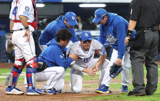 각 팀은 한해 농사를 그르치지 않기 위해 PS 기간 선수단 부상 방지에 총력을 다해야 한다. 삼성&nbsp;김영웅(가운데)은 준PO 3차전서 허리 부상을 당했다.｜뉴시스