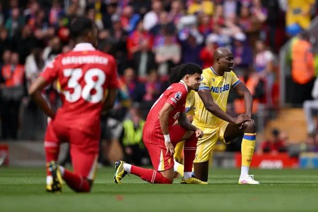 글로벌 스포츠 매체 ‘디 애슬레틱’은 15일(한국시간) “EPL 사무국은 8, 9라운드 경기에서 킥오프 전 선수들이 ‘무릎 꿇기’ 제스처를 펼칠 예정이라고 밝혔다. 이번 행동은 리그 차원의 반(反) 인종차별 캠페인인 ‘No Room for Racism(인종차별에 여지는 없다)’의 일환으로, 리그 전체가 함께 연대의 뜻을 보이기 위한 취지다”고 보도했다. 사진출처｜디 애슬레틱