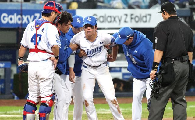 각 팀은 한해 농사를 그르치지 않기 위해 PS 기간 선수단 부상 방지에 총력을 다해야 한다. 삼성 김영웅(가운데)은 준PO 3차전서 허리 부상을 당했다.｜뉴시스
