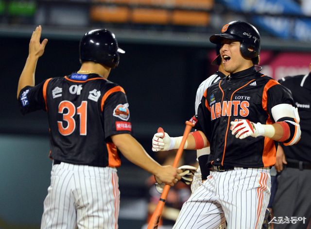 롯데 시절 한솥밥을 먹었던 삼성 강민호(오른쪽), 한화 손아섭. 둘은 2025 KBO PS PO에서 KS행을 두고 각축을 벌일 전망이다. 스포츠동아DB