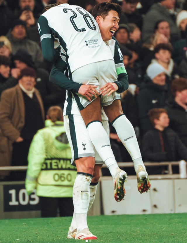 토트넘은 2025~2026시즌 EPL에서 3위로 순항하고 있지만 손흥민(뒤)의 LAFC 이적으로 왼쪽 공격의 무게감이 줄었다. 더 높은 곳을 바라보려면 그의 후계자를 빨리 찾아야 하는데, 최근 오도베르(앞)가 좋은 경기력을 펼친 덕분에 희망을 보고 있다. 사진출처│윌송 오도베르 인스타그램